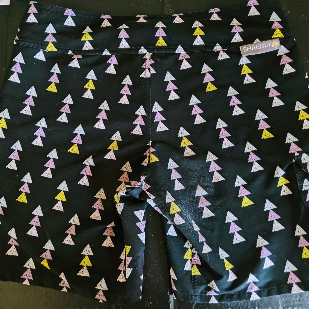 SHREDLY Black Bike Shorts with Pastel Triangle Print - Picture 4 of 4